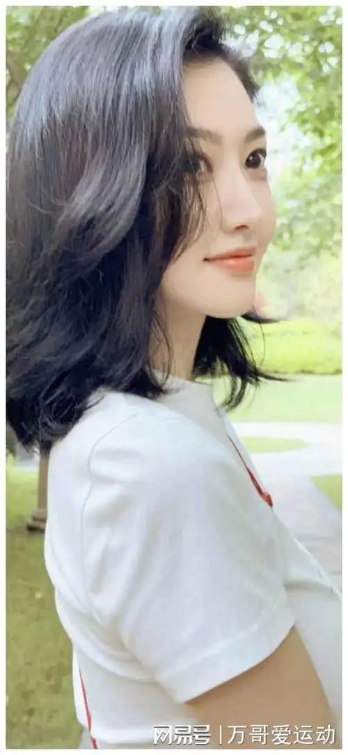 舆论后景甜新照爆出初夏淡雅妆容甜美又清新