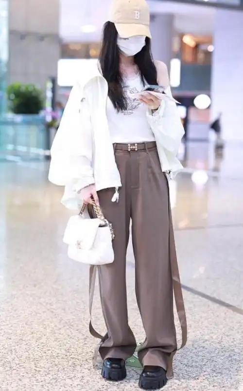 李小璐最新机场照很有女团味穿吊带故意扒掉外套秀香肩真性感