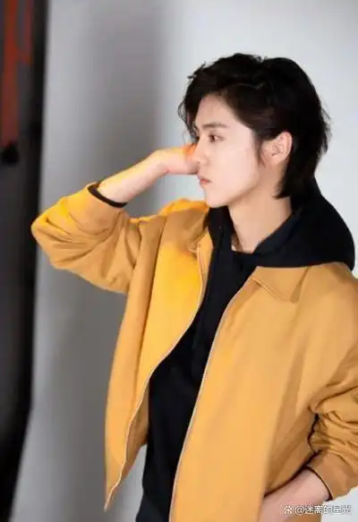 有种成熟叫鹿晗谈恋爱,换"直男刘海"发型后,越来越有男人味