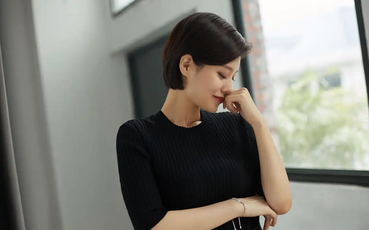 短发干练美女时尚高清桌面壁纸