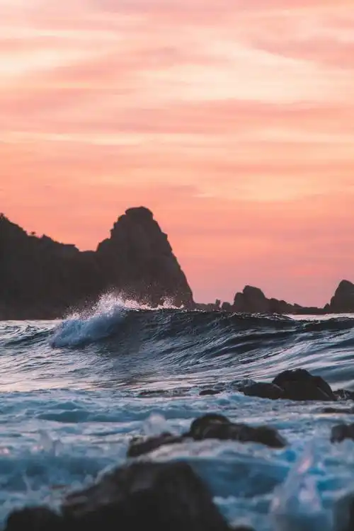 拍打到礁石上的海浪风景图片素材