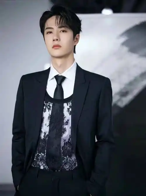 王一博西装穿搭合集_太阳_舞台_白色