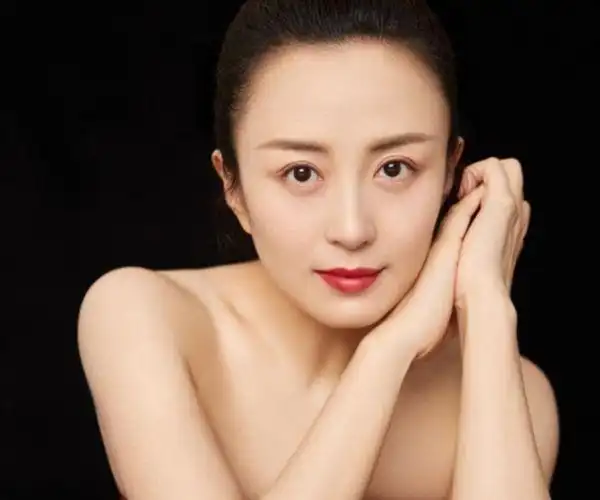 她在事业巅峰怀孕,丈夫是谁至今不知,孩子10岁长相浮现生父基因