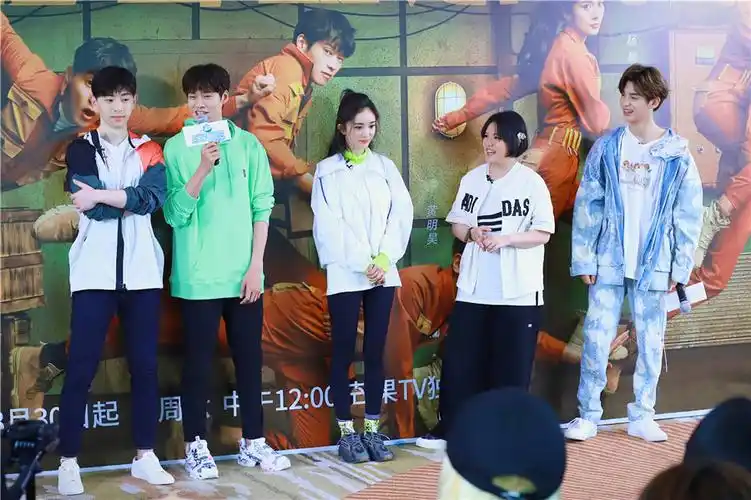 邓伦密室大逃脱享受当团宠魏大勋回应综艺咖