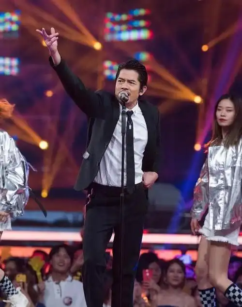 郭富城一身油腻牛仔服被小鲜肉秒杀网友喜欢严肃的郭天王