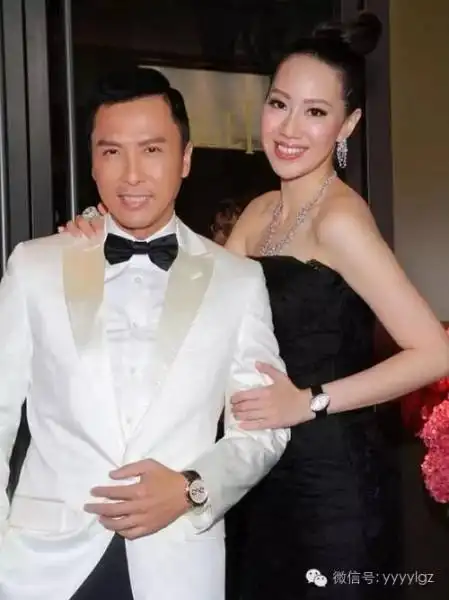 无底大坑给自己跳 从此走上了被黑的不归路 这个人就是整天跟名模老婆