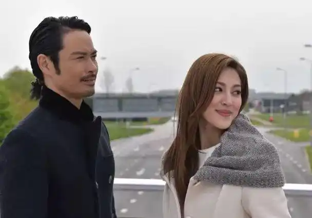 绯闻女友不断,无情抛弃佘诗曼,两届视帝的他娶了小他22岁的港姐