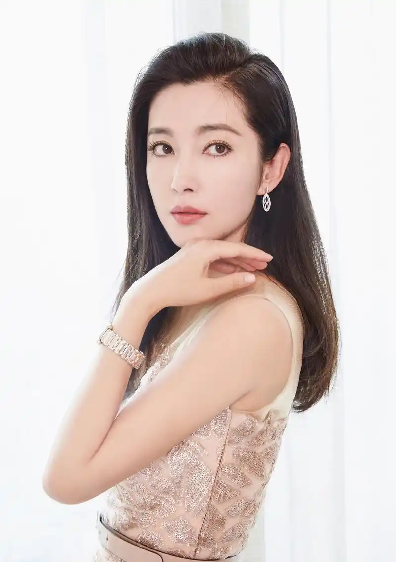 46岁李冰冰不服老!利落短发飒爽帅气,男装造型更加英气十足