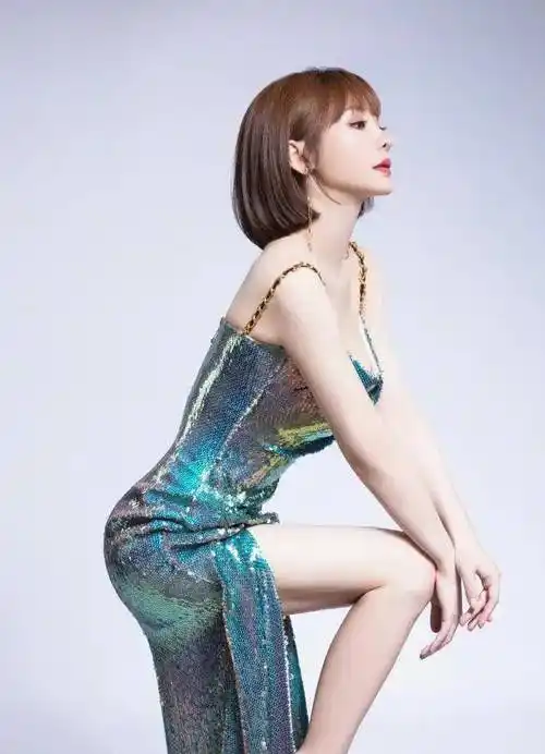 柳岩的身材可以说是非常完美.他身高168厘米,体重50公斤左右.