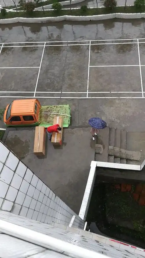 从楼顶向下看,挺高的.