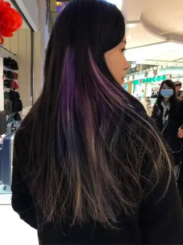 这个时候还是只有两种颜色的 又过了大概一个月 漂色露出来 头发开始