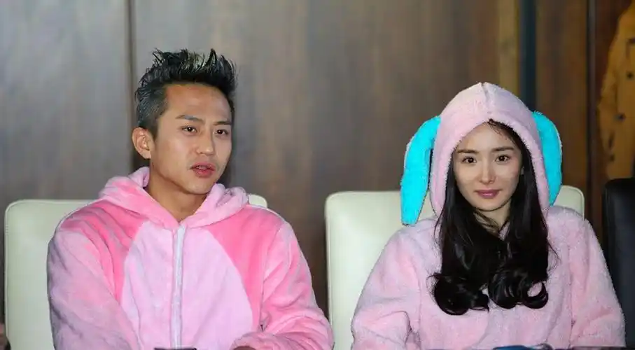 邓超称赞杨幂孕期拍戏敬业却被网友否认吐槽是为了契约