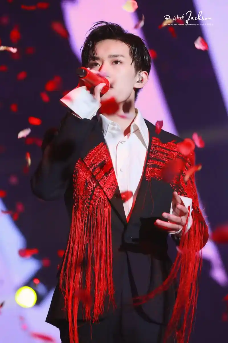 易烊千玺称呼千纸鹤"小姑娘",小姑娘嫌弃大白挡路?