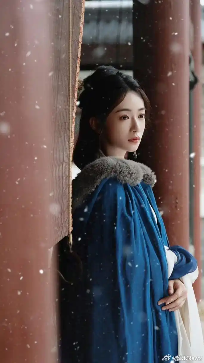 吴谨言墨雨云间披风造型路透