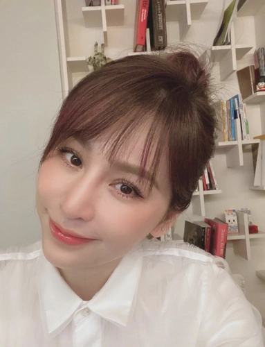 王心凌晒自拍扎可爱丸子头妆容精致嘟嘴卖萌