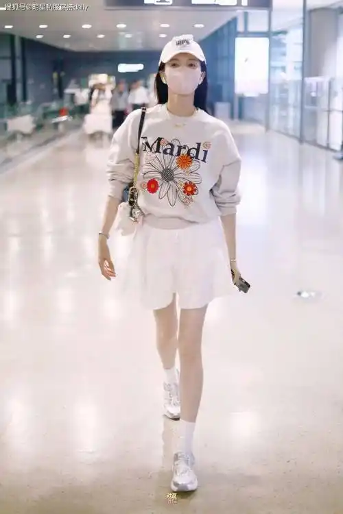 江疏影机场被送儿童节礼物!3套私服穿搭清纯文艺,温柔的女大学生