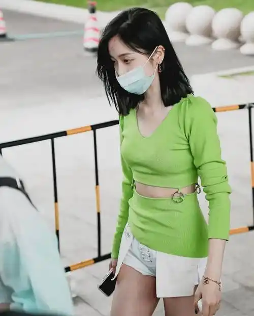 牛油果女孩吴宣仪上线露腰针织衫白色热裤清甜气质超好