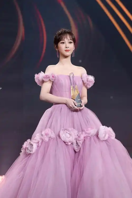 杨紫微博之夜红毯造型太美了穿紫色长裙优雅大气360度无死角