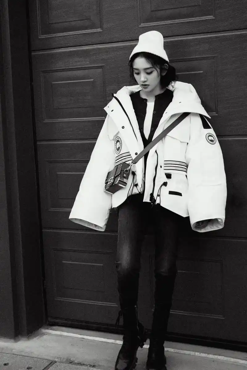 原创唐艺昕冬日时尚大片,黑白格调虚实之间,展现温暖摩登的浪漫气息