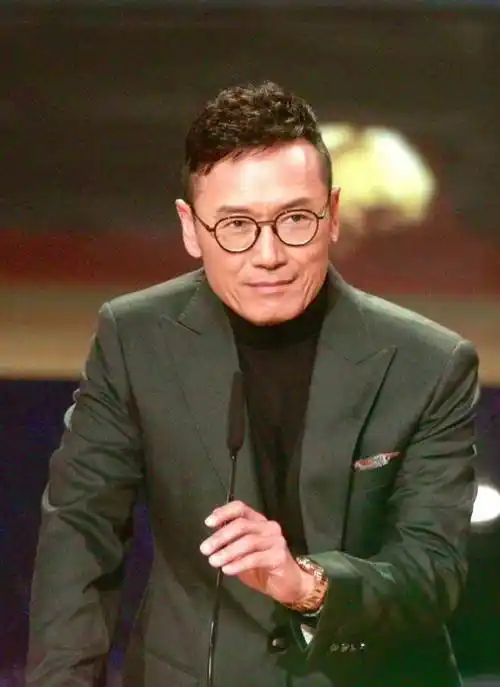 苗侨伟是个"反油腻"男人:衣着优雅,彬彬有礼,越老越帅_显得_发型_衬衫