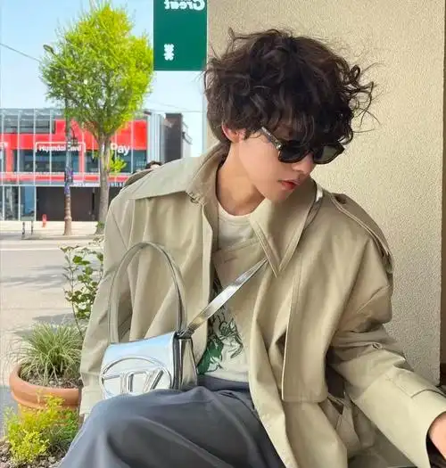 不过合适这个发型的男生拥有这样一个发型之后一定十分抢眼!