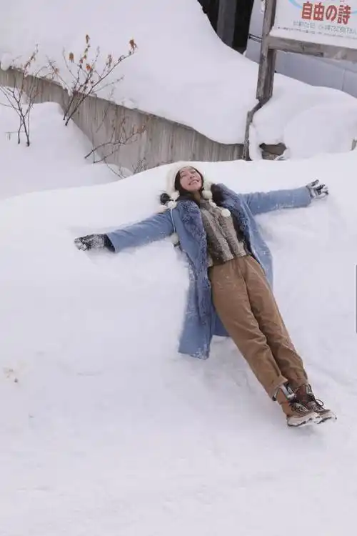 雪地里的玩嗨了的秦岚小姐姐可爱又浪漫白雪公主感十足