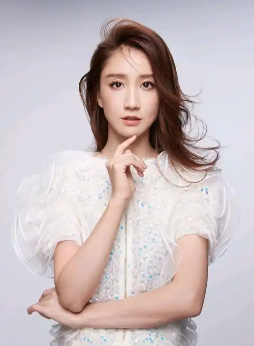 陈彦妃写真美图:美丽大方,成熟知性_高清图集_新浪网