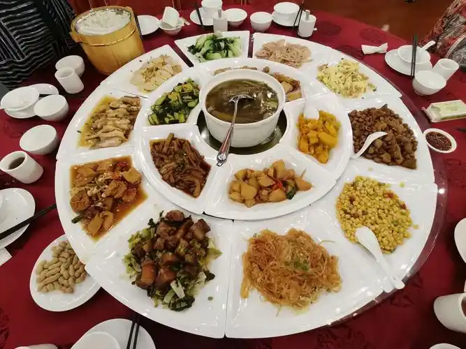 16种菜肴摆满一桌,菜的味道一般.