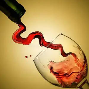 倒了红酒杯图片