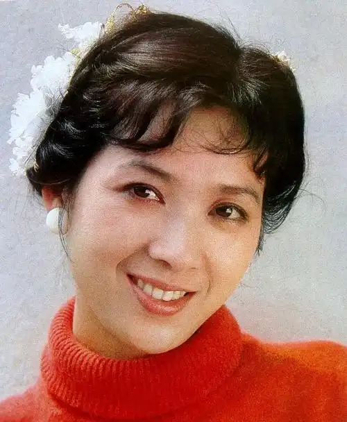 62岁蔡明近照引争议亮相保定菜市场嘴巴鼻子好僵硬容貌大变