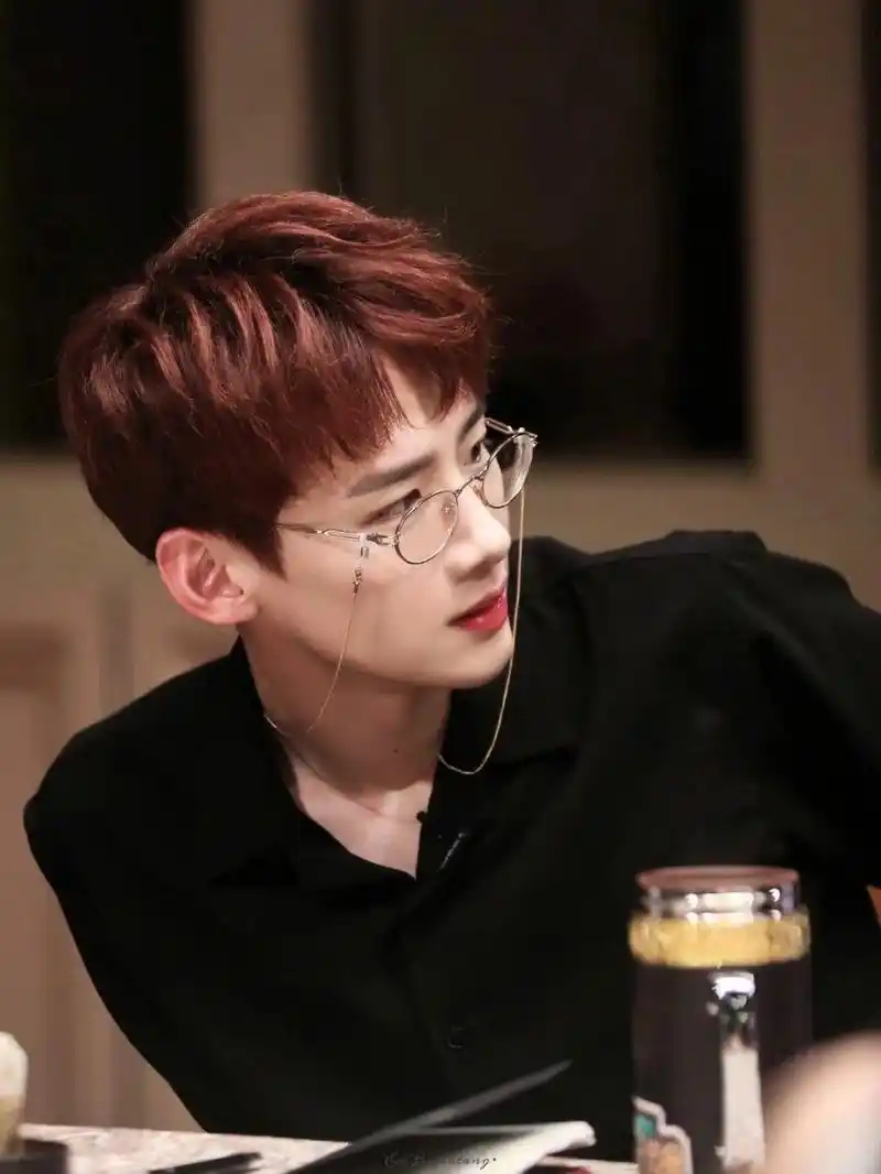 白敬亭,1993年10月15日出生于北京市怀柔区,中国内地影视男演员,毕业