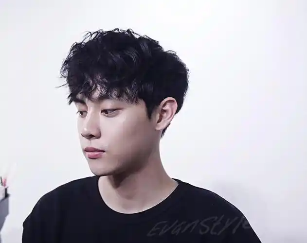 只烫不染的发型 蓬松凌乱有型的男生发型-发型设计-帅哥发型网