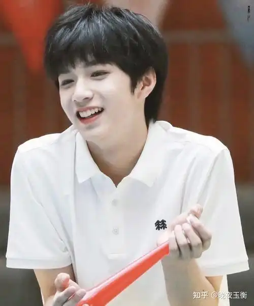 有没有刘耀文笑的特别开心灿烂的图