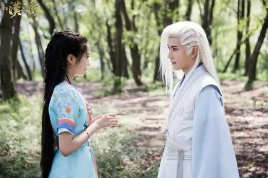 于朦胧情动紧抱关晓彤 痴心人设被封"冷痴汉"