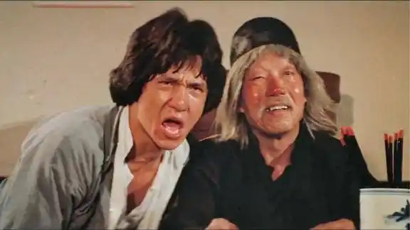 醉拳:成龙吃霸王餐被揍,辛亏红鼻子乞丐相救 !太搞笑了