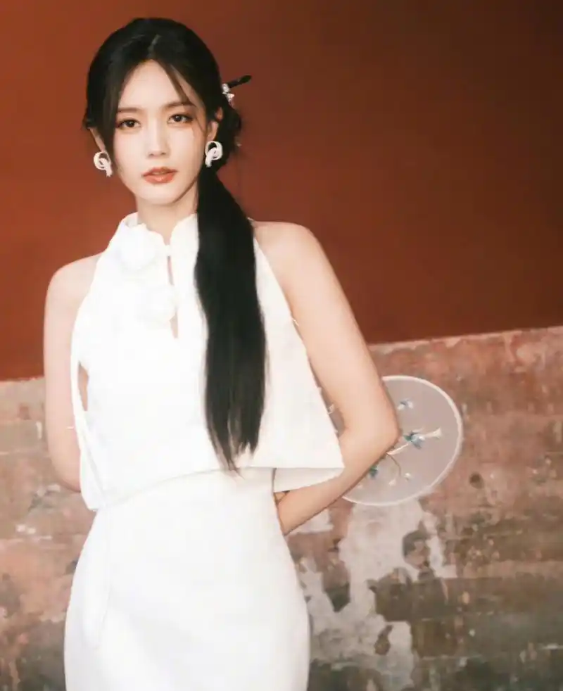 李一桐演绎新式古风大片,用簪子半扎发髻淑女范十足,千金大小姐的既视