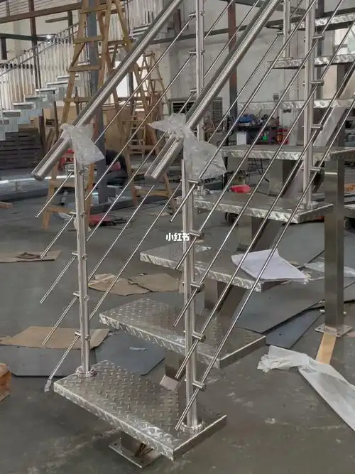 简单的室外不锈钢楼梯