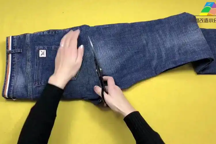 不穿的牛仔裤裤腿剪开原来这么洋气看完视频长见识了妙啊