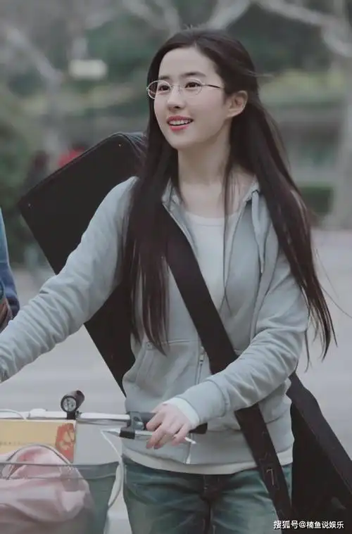 难怪刘亦菲不常戴眼镜当她戴上那一秒仙女姐姐下凡惊艳极了