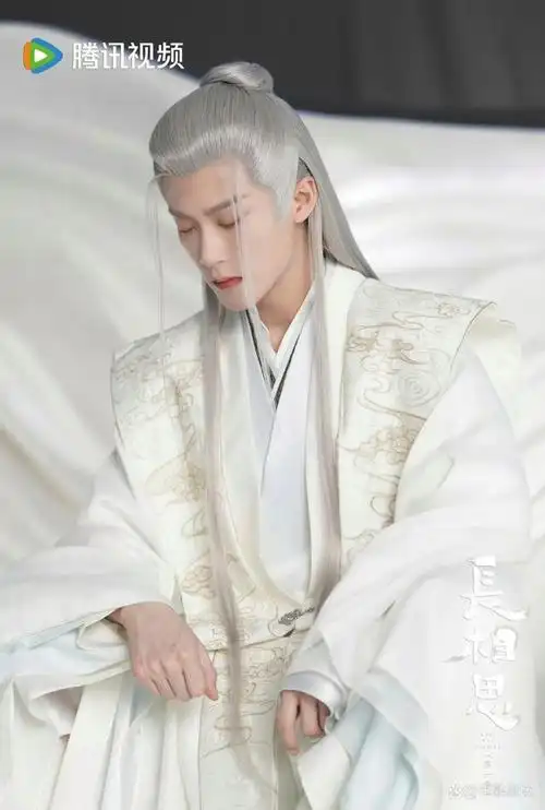 他一身白衣白发整个人看上去就很酷飒帅,一整个被他迷住了.