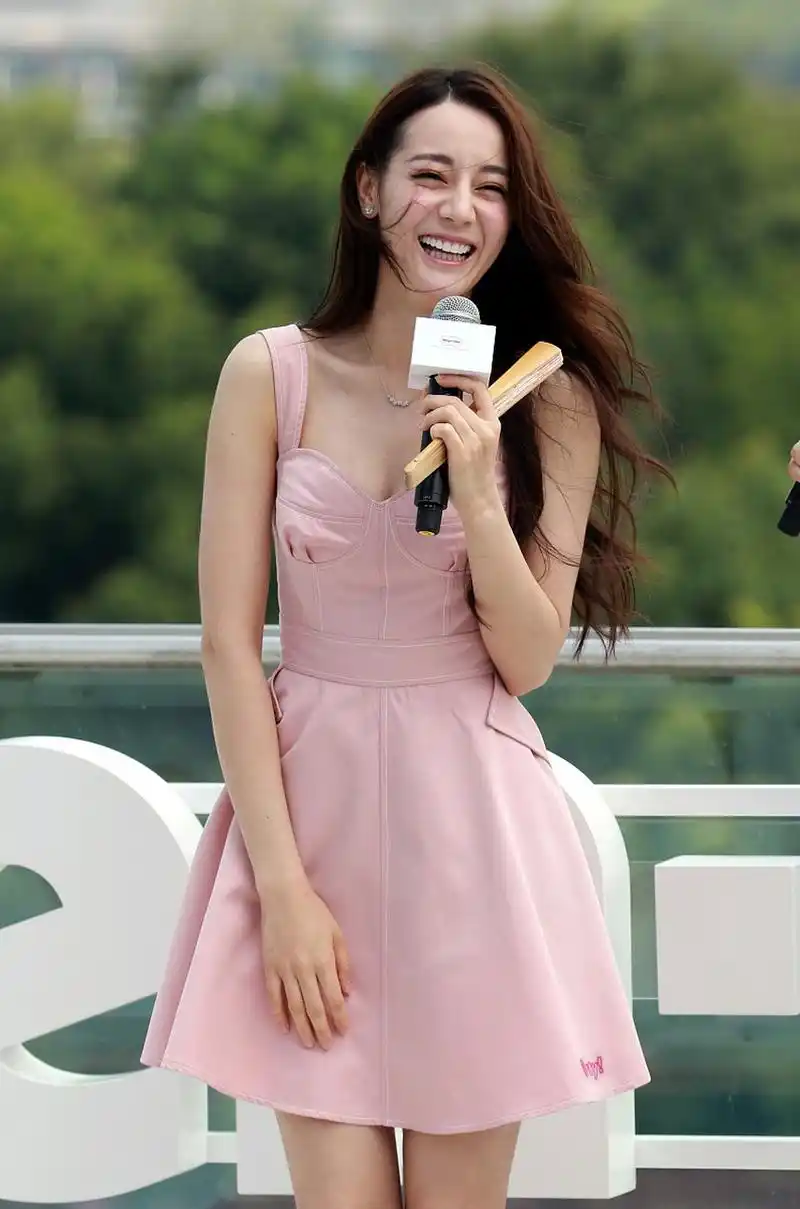 最近迪丽热巴的旧照引起了不小的争议.