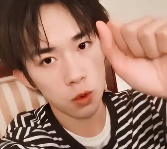 易烊千玺晒男友视角自拍,穿条纹衫素颜出镜,网友:颜值太逆天