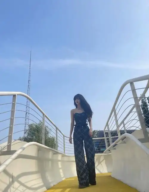 刘些宁mv拍摄花絮抹胸格纹连体裤配双厚底鞋身高1米8