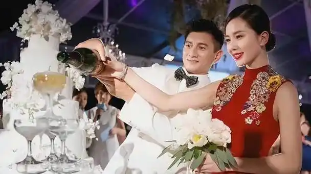 53岁吴奇隆太调皮停车场与4岁儿子跳舞父子互动太有爱