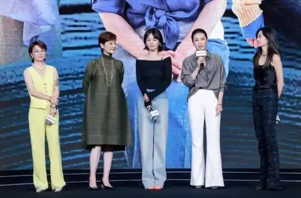 不难看出,徐帆的表演的确有代入感,感觉每一个微妙的动作,每一句台词