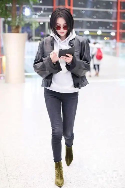 张馨予秀起身材来,还真是不吝啬!露肩都抵不上深v抢镜!