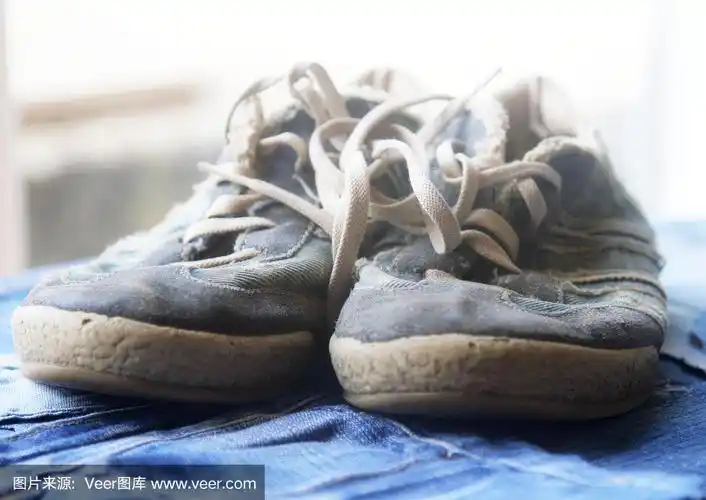 破旧的一双运动鞋