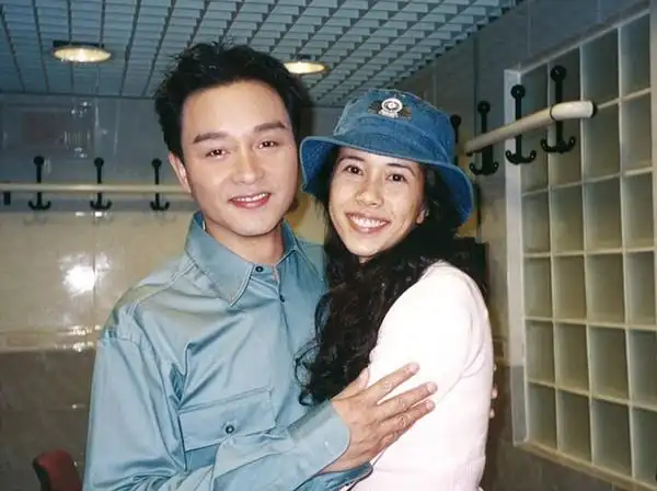 莫文蔚秀与张国荣,梅艳芳合照 网友惊:0岁月痕迹