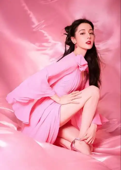 迪丽热巴粉红芭比可爱暴击举手投足间洋溢活力