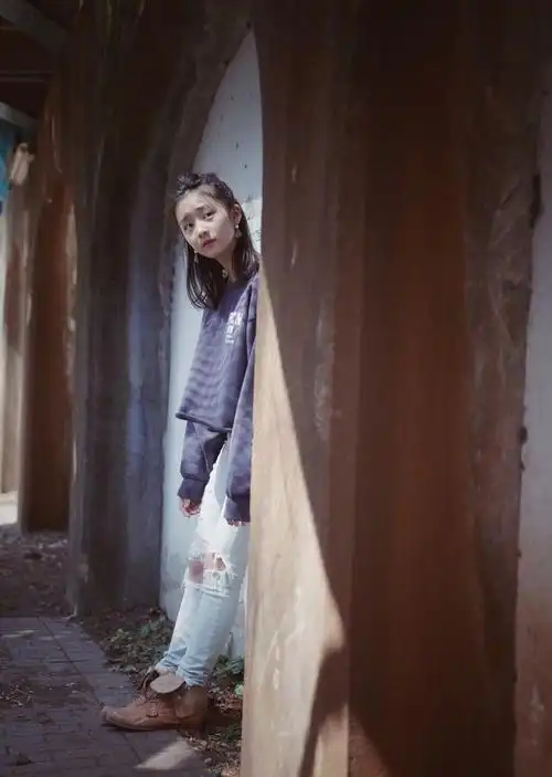 黄磊晒多妹近照,黄少艾瞪着大眼嘟嘴卖萌,像极了陆